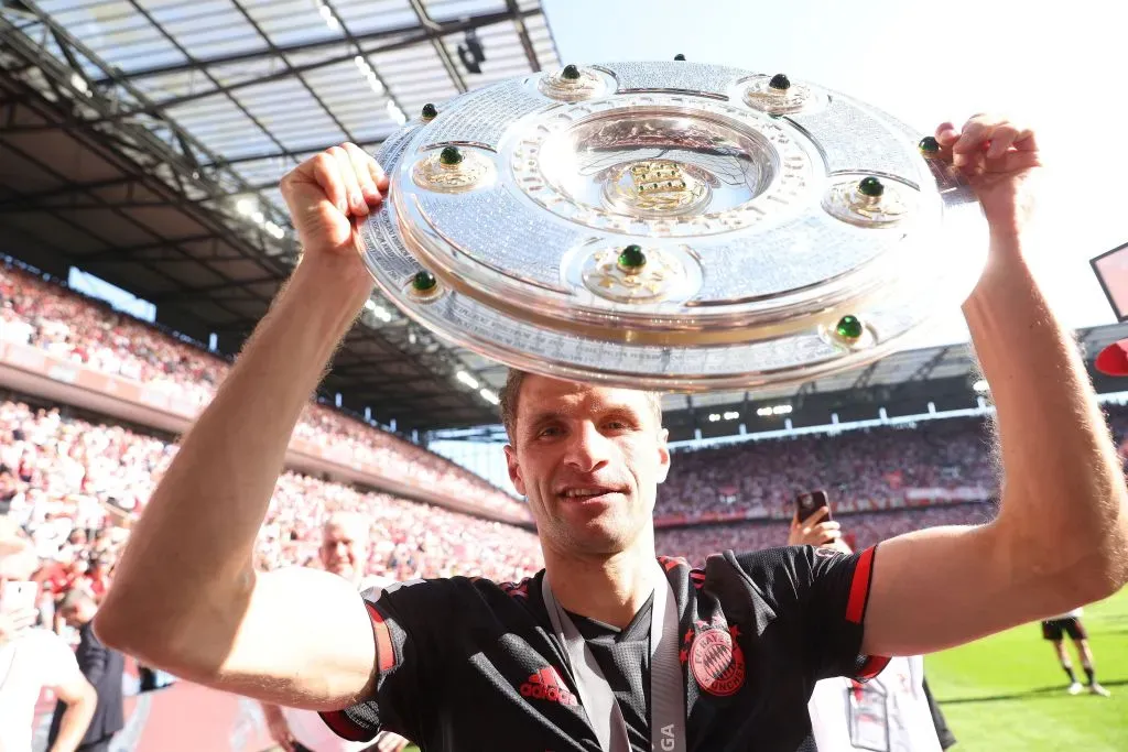 Como referente del Bayern Múnich, Thomas Müller le da el visto bueno a Harry Kane (Photo by Alexander Hassenstein/Getty Images)