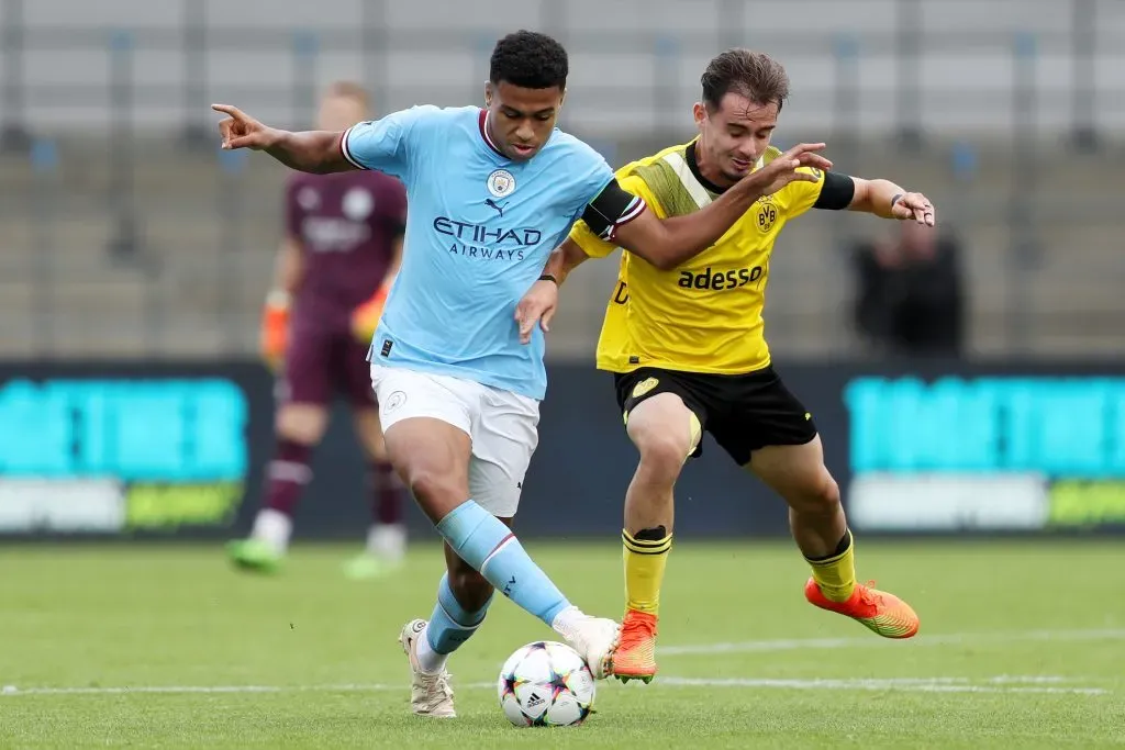 MANCHESTER, ENGLAND – SEPTEMBER 14: Shea Charles of Manchester City is challenged by Vasco Walz of Borussia Dortmund during the UEFA Youth League match between Manchester City and Borussia Dortmund at Manchester City Academy Stadium on September 14, 2022 in Manchester, England. (Photo by Charlotte Tattersall/Getty Images)