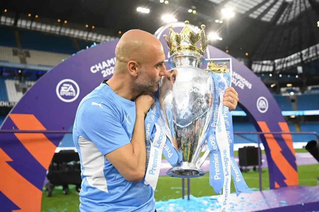 Pep Guardiola campeón con el Manchester City en la temporada 2022/2023 de la Premier League, FA Cup y Champions League. Getty Images.