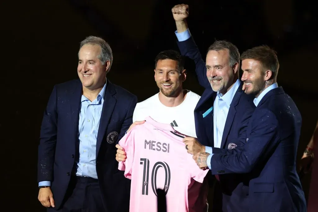 Lionel Messi junto a quienes serían sus socios: Jorge Más, José Más y David Beckham. Getty Images.