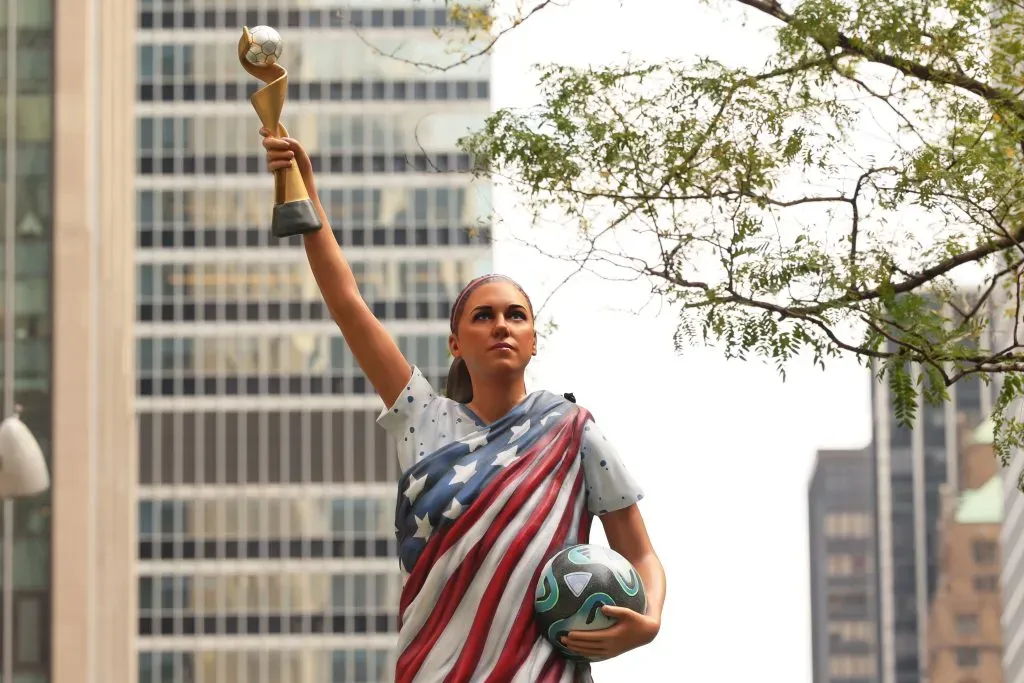 Alex Morgan y su estatua en New York en la previa al Mundial. (Getty Images)