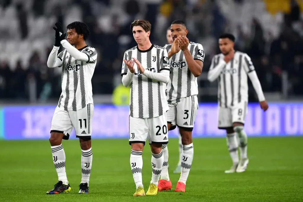 TURIN, ITALY – JANUARY 22: Juan Cuadrado, Fabio Miretti and Bremer of Juventus applaud the fans after the draw during the Serie A match between Juventus and Atalanta BC at Allianz Stadium on January 22, 2023 in Turin, Italy. (Photo by Valerio Pennicino/Getty Images)