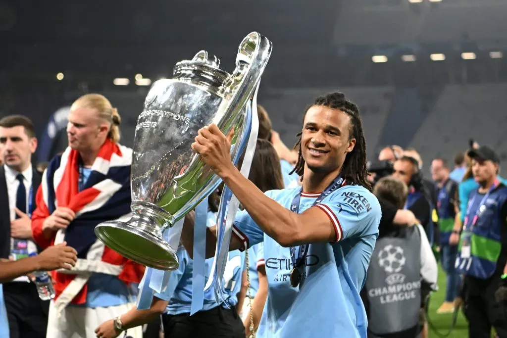 Nathan Ake es uno de los jugadores importantes para Guardiola en su Manchester City (Photo by Shaun Botterill/Getty Images)