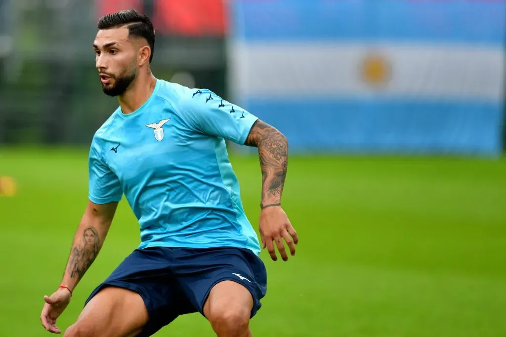Valentín Castellanos ya luce los colores de la Lazio acompañado de la bandera argentina. Getty Images.