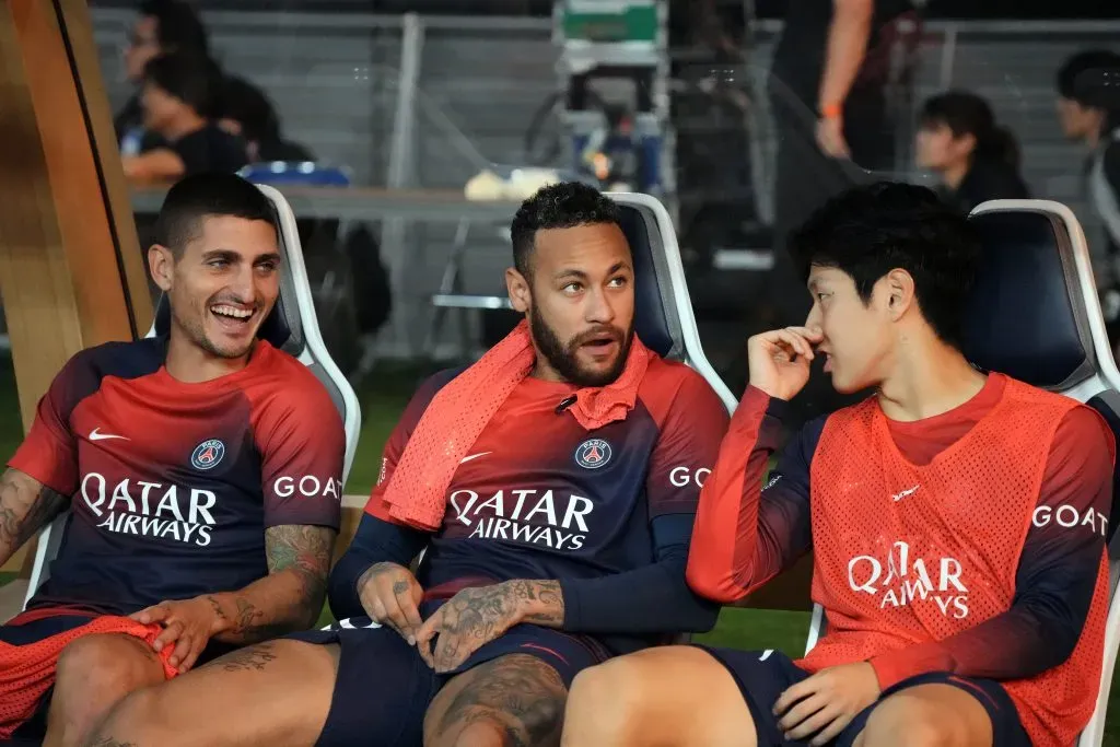 Neymar, Kang-In Lee y Verratti en la banca del PSG vs Inter Milan (Photo by Koji Watanabe/Getty Images)