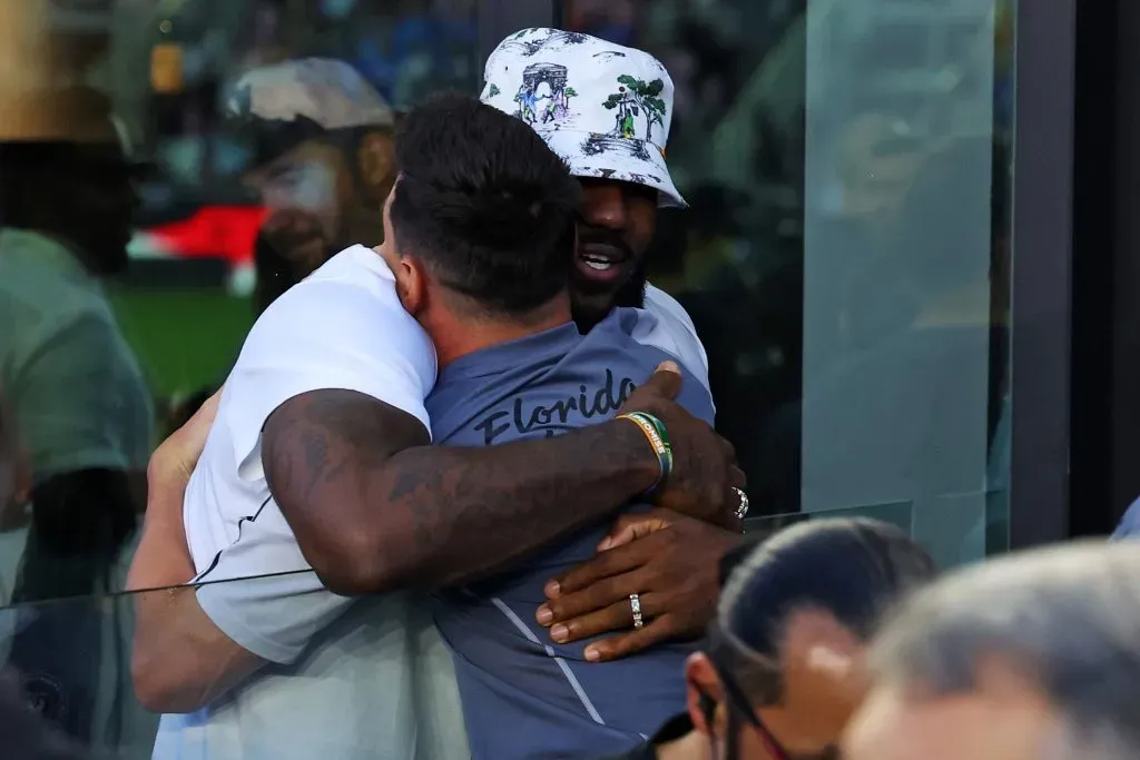El abrazo entre Messi y LeBron James el día del debut del 10 con la camiseta de Inter Miami (Foto: Getty).