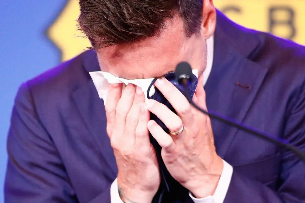 Lionel Messi no pudo contener las lágrimas al despedirse públicamente del FC Barcelona. Getty Images.