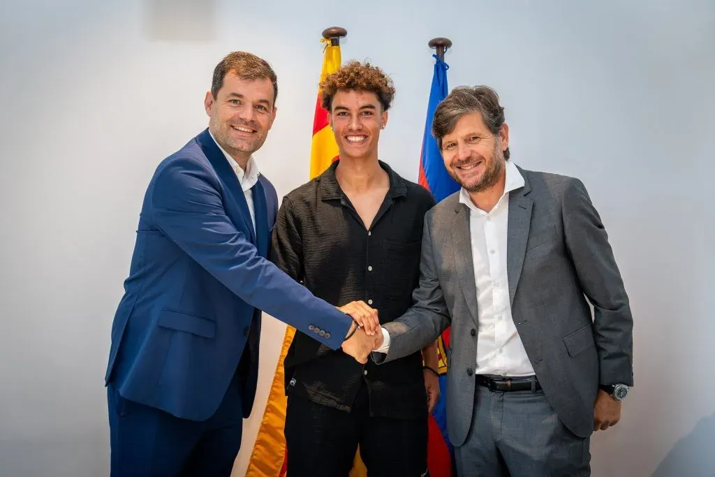 Noah Darvich junto a Mateu Alemany, director de fútbol del FC Barcelona.