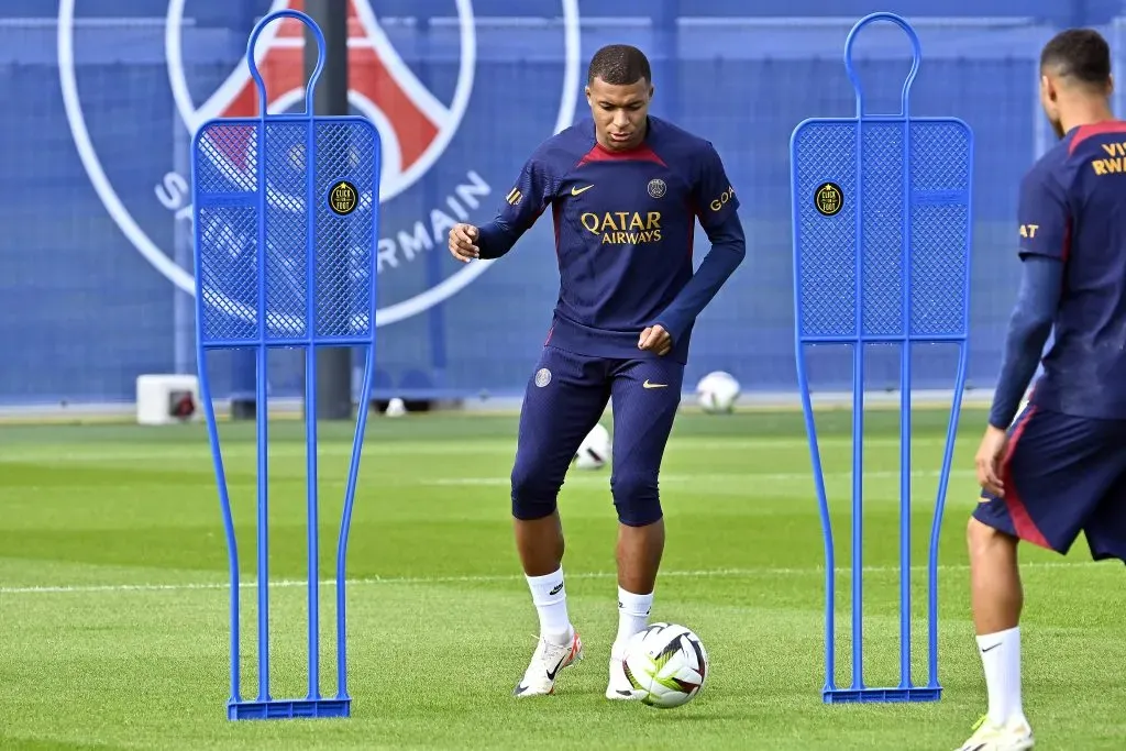 Mientras Kylian Mbappé se entrena con el PSG en la previa del encuentro con el Toulouse. @PSG_Inside