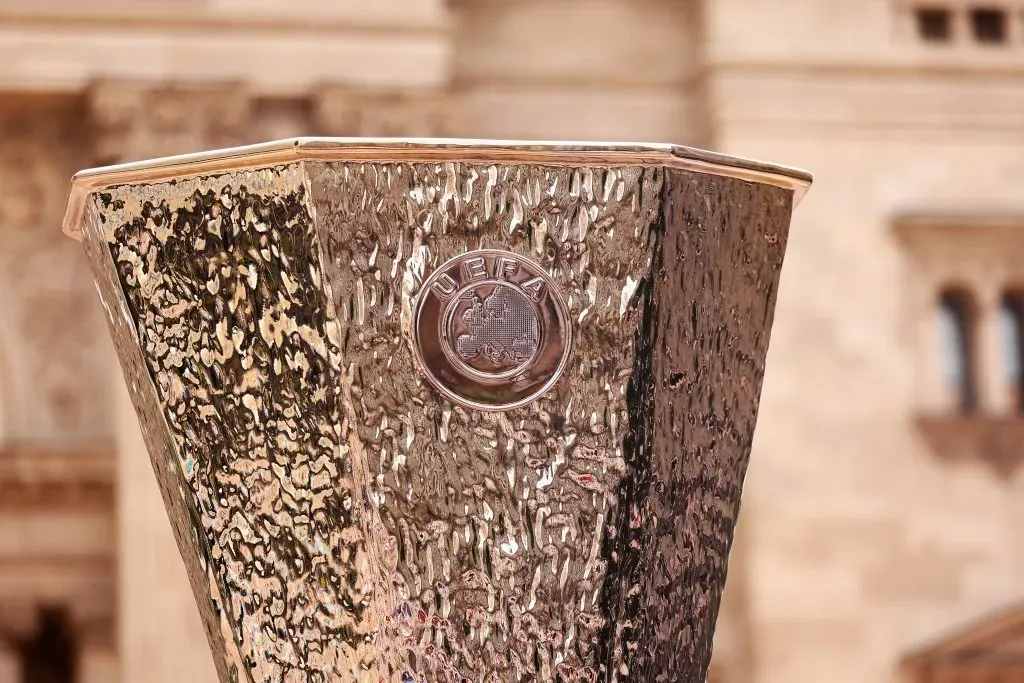 El preciado trofeo de la Europa League.