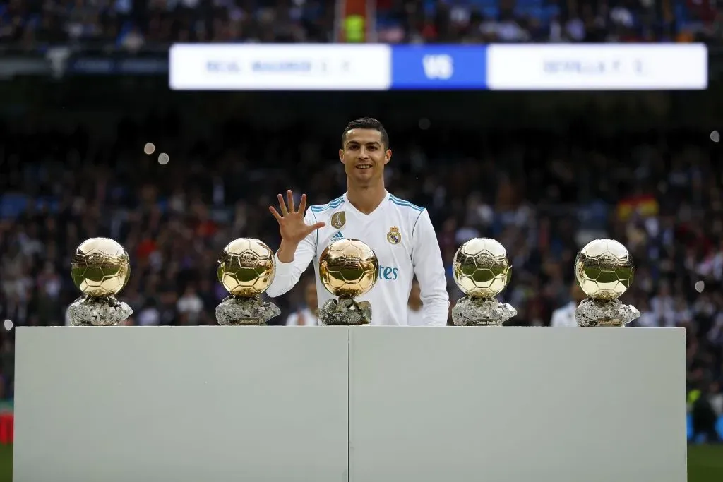 Cristiano Ronaldo mostrando sus cinco Balones de Oro. Getty Images.