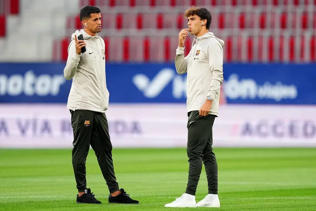 Joao Félix junto a Joao Cancelo en la previa de sus estrenos en el FC Barcelona vs. Osasuna. Getty Images.