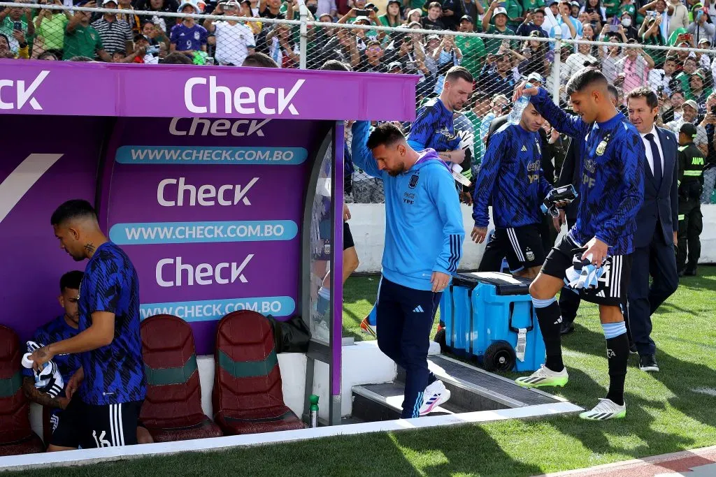 Lionel Messi en el banco de suplentes del Estadio Hernando Siles de La Paz. Getty Images.