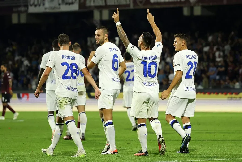 Lautaro Martinez en uno de los festejos de sus cuatro goles en el Inter de Milán vs. Salernitana. Getty Images.