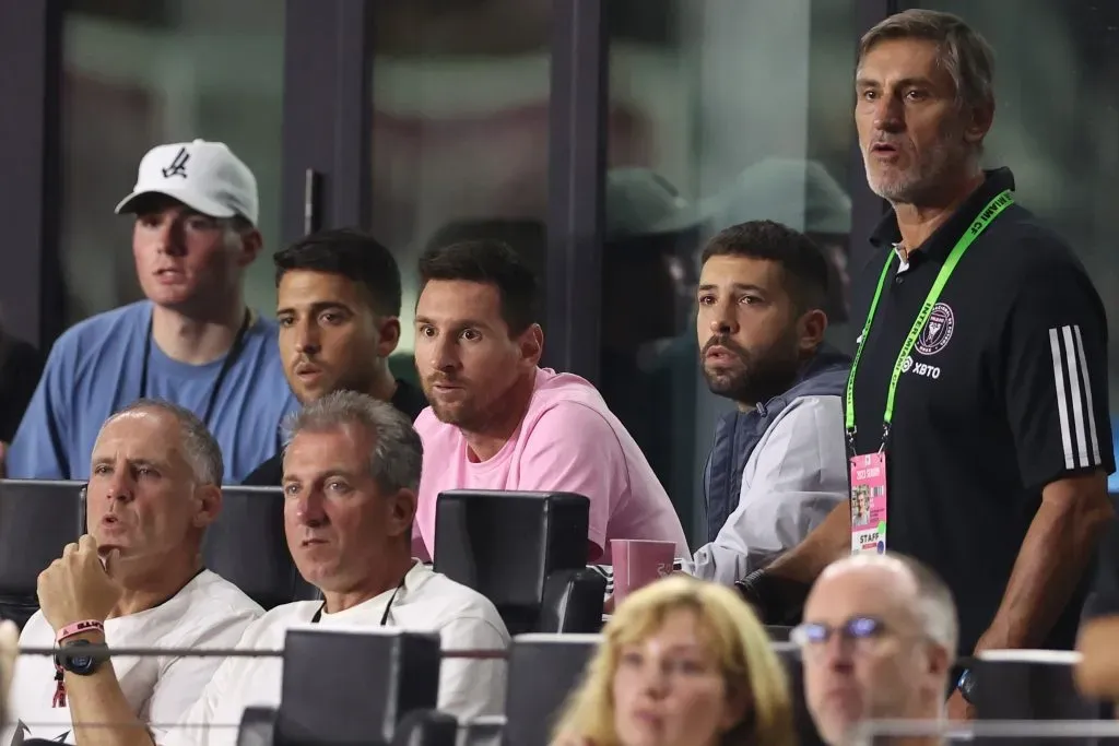 Una imagen que se repitió en los últimos partidos del Inter Miami. Lionel Messi en una de las plateas del DRV PNK Stadium. Getty Images.