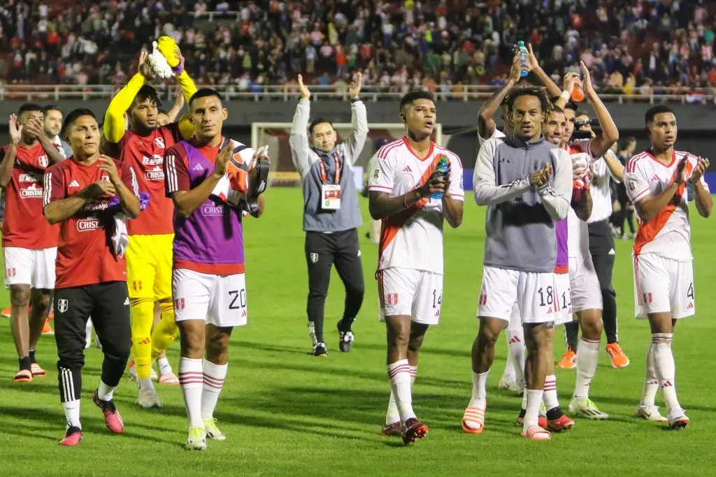 CIUDAD DEL ESTE, PARAGUAY – SEPTEMBER 07: Players of Peru acknowledges the fans after  a FIFA World Cup 2026 Qualifier match between Paraguay and Peru at Antonio Aranda Stadium on September 07, 2023 in Ciudad del Este, Paraguay. (Photo by Christian Alvarenga/Getty Images)
