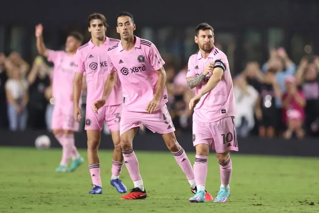Messi ingresó en el 55′ y de inmediato recibió la jineta de capitán en Inter Miami (Photo by Megan Briggs/Getty Images)