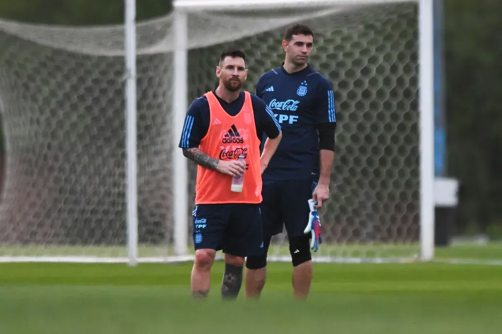 Messi y Dibu Martínez se preparan para enfrentar a Paraguay. (Foto: Getty)