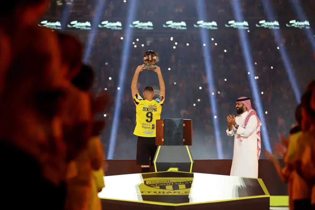 La presentación de Karim Benzema ante una multitud en agosto pasado, cuando llegó al Al-Ittihad (Photo by Yasser Bakhsh/Getty Images)