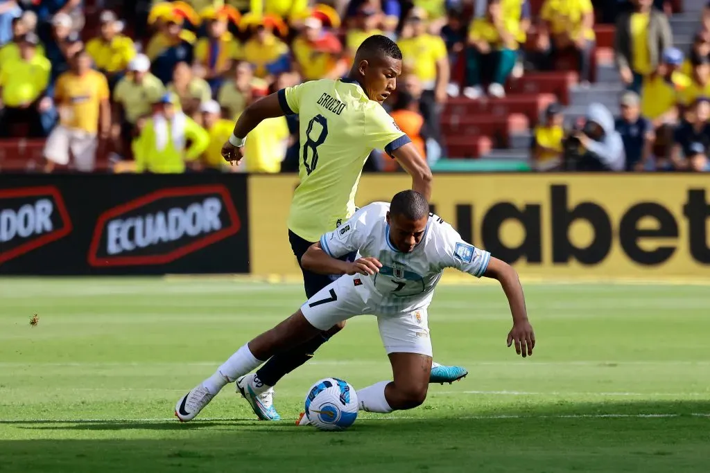La primera amarilla para Carlos Gruezo en estas Eliminatorias fue contra Uruguay en el final del partido. (Foto: GettyImages)