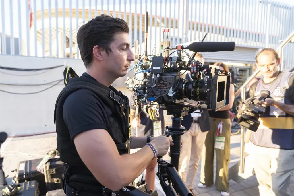 Más de 30 kilos es la carga que implica para quien debe operar la cámara cinematrográfica (Foto: LaLiga).