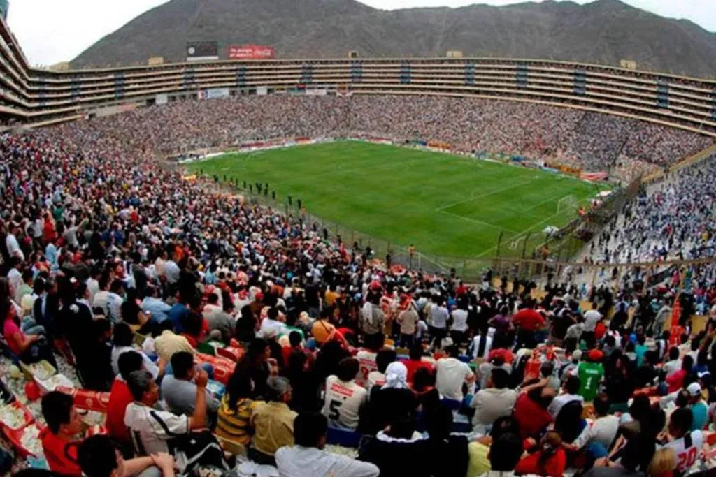 La última vez que el Estadio Monumental recibió público visitante en un clásico. (Foto: Twitter).