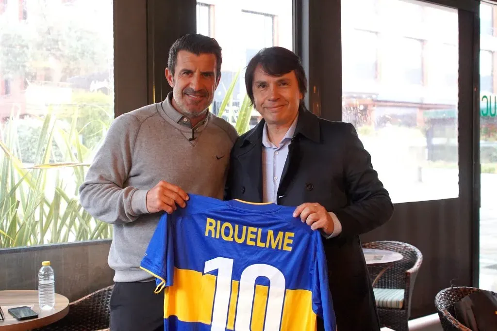 Luis Figo junto a Marcelo Ordás, presidente de Legends, en la entrega de la camiseta que usó Juan Román Riquelme en la Copa Intercontinental 2000.