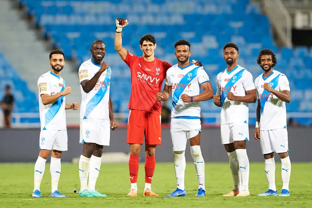 Bono con sus nuevos compañeros. (Foto: Getty)