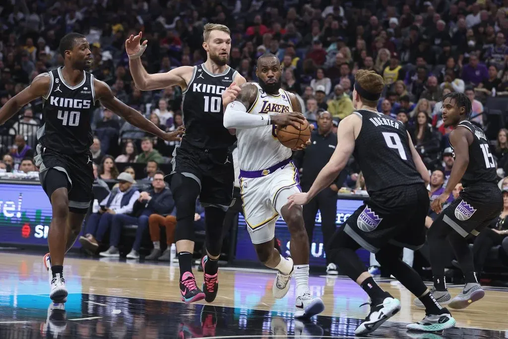 LeBron James ante la defensa de Sacramento Kings (Getty Images).