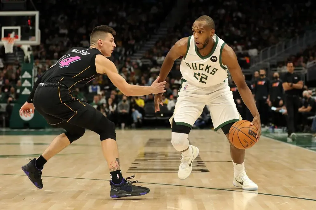 Tyler Herro defendiendo a Khris Middleton en un Bucks vs. Heat (Getty Images).