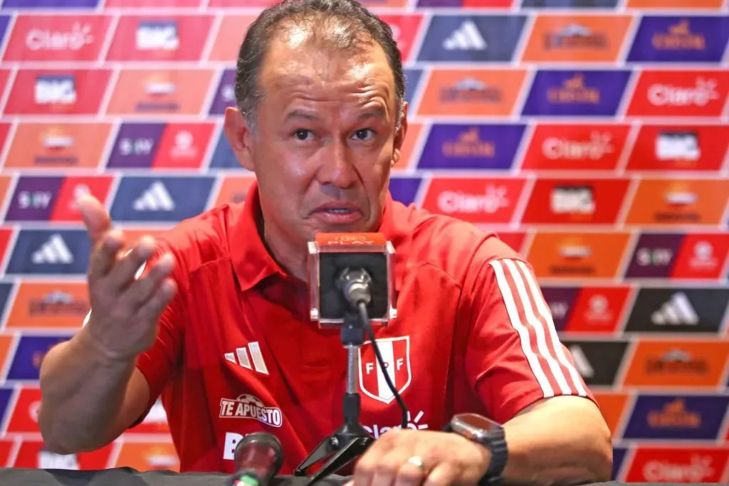 Juan Reynoso dando una conferencia. (Foto: Selección Peruana Prensa)
