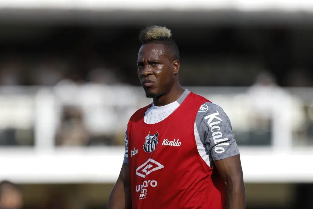 SANTOS, BRAZIL – APRIL 24: Jhojan Julio of Santos warms up prior to the match between Santos and América MG as part of Brasileirao Series A 2022 at Urbano Caldeira Stadium (Vila Belmiro) on April 24, 2022 in Santos, Brazil. (Photo by Ricardo Moreira/Getty Images)