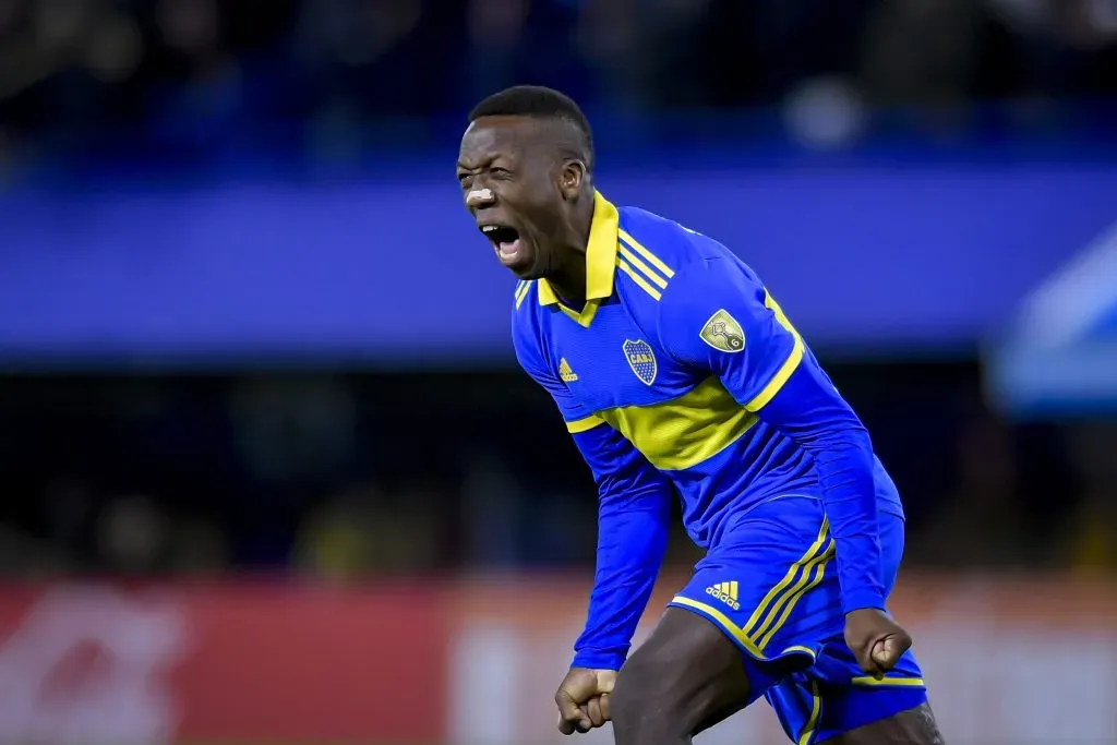 Luis Advíncula celebrando un tanto con camiseta de Boca Juniors. (Foto: Getty).