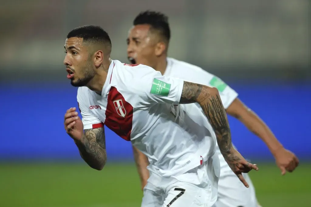 Sergio Peña marca el gol contra Chile en las pasadas Eliminatorias Sudamericanas. (Foto: Getty).