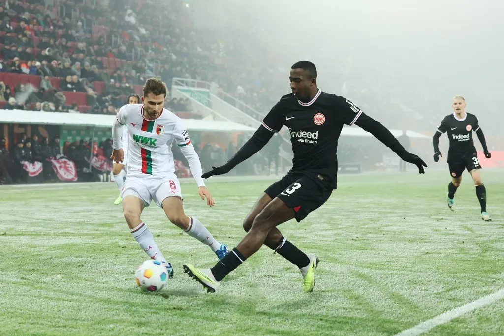 William Pacho defendiendo un balón en el Eintracht Frankfurt. Foto: Getty.