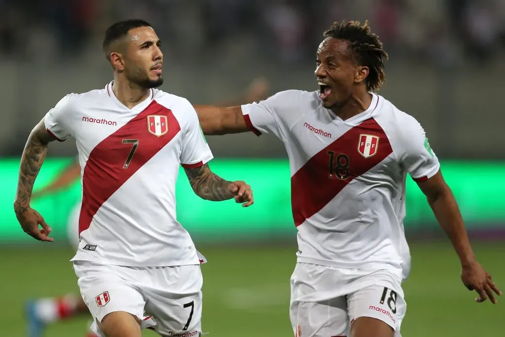 Sergio Peña y André Carrillo celebrando un gol con la Selección Peruana. (Foto: Getty).