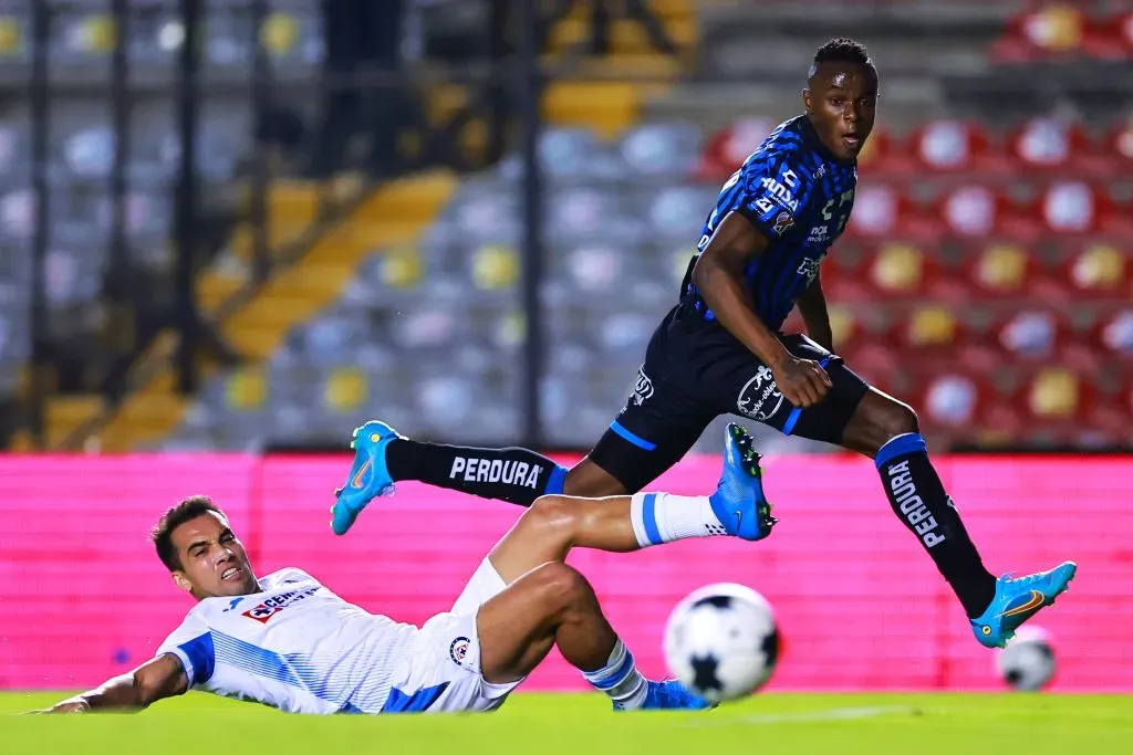 José Angulo con la camiseta del Querétaro de México, su último club en el exterior. Foto: Getty.