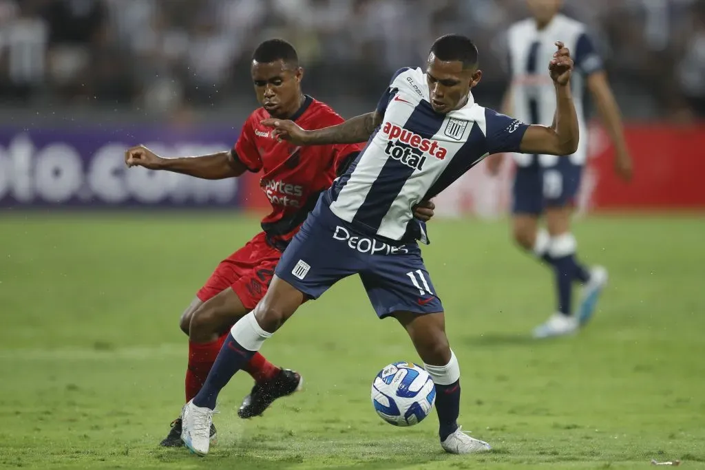 Bryan Reyna jugando con Alianza Lima la Copa Libertadores. (Foto: Getty).
