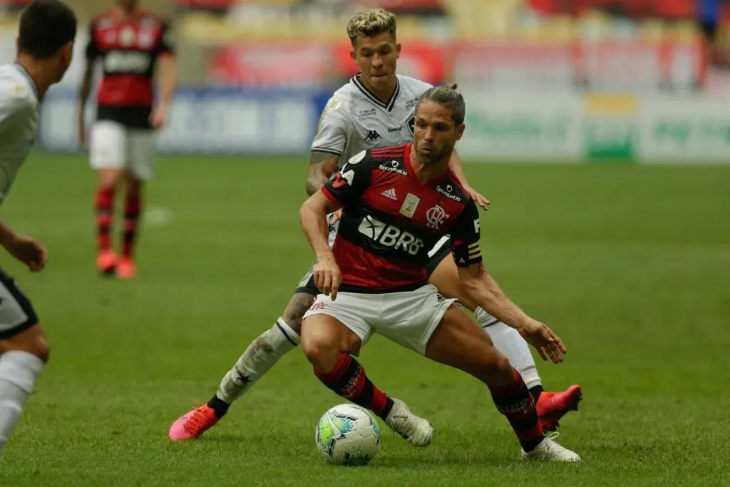 Bruno Nazario con Botafogo jugando contra Flamengo en el Brasileirao. Foto: Getty.