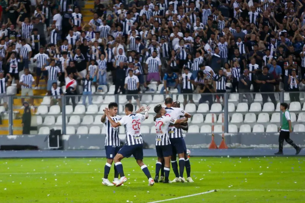 Celebración del gol de Alianza Lima. (Foto: BOLAVIP – Julio Cárdenas).