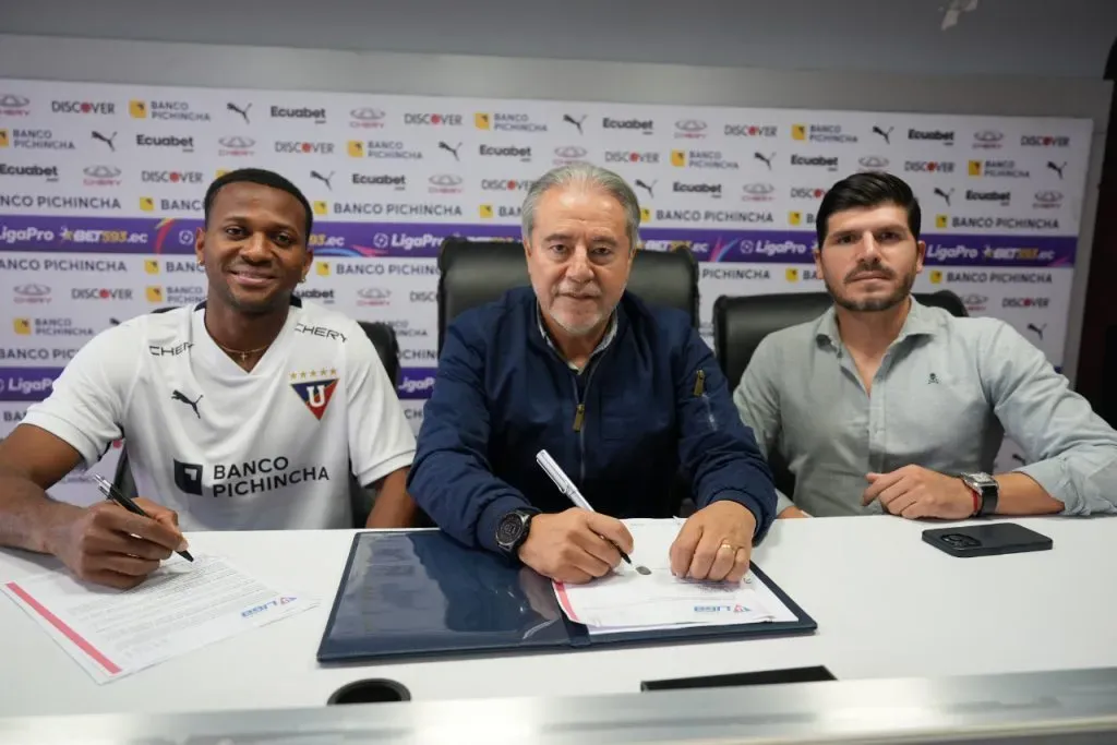 Michael Estrada firmó su contrato con Emelec hasta 2026. (Foto: @LDU_Oficial)