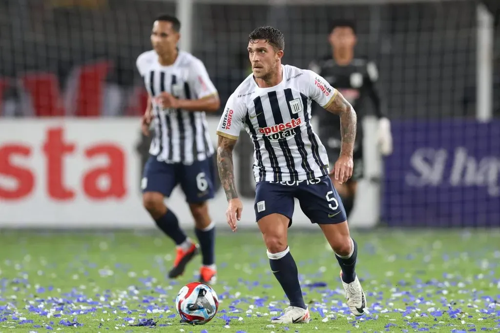 Alianza Lima enfrentando a Universitario de Deportes. (Foto: IMAGO).