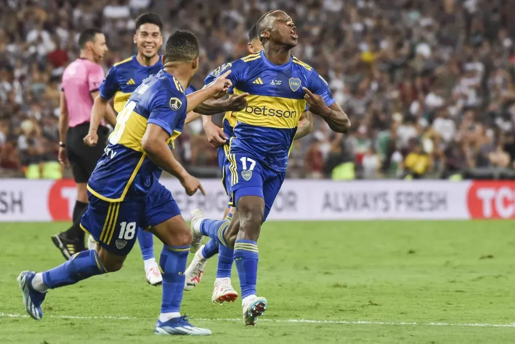 Luis Advíncula celebrando un gol en Boca Juniors. (Foto: IMAGO).