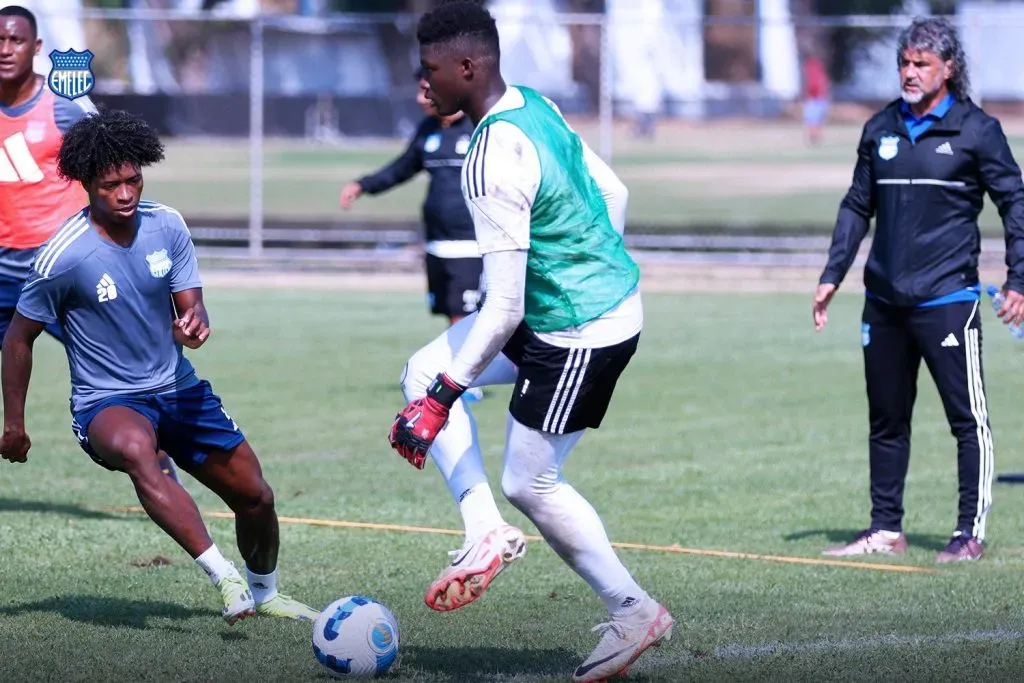Álvarez ya dirigió su primer entrenamiento en Emelec. (Foto: @CSEmelec)