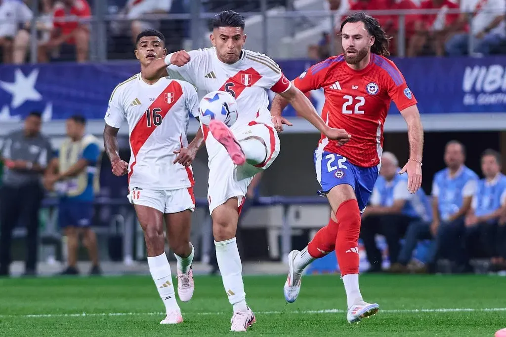 Carlos Zambrano jugando contra Chile. (Foto: IMAGO).