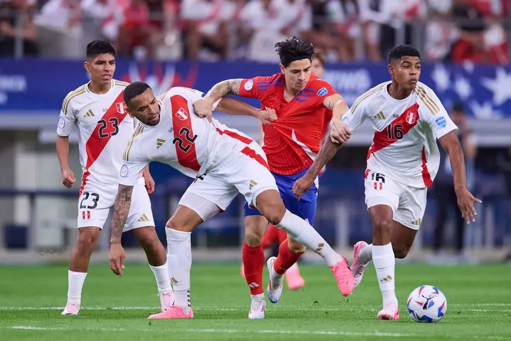 Alexander Callens jugando en la Selección Peruana. (Foto: IMAGO).