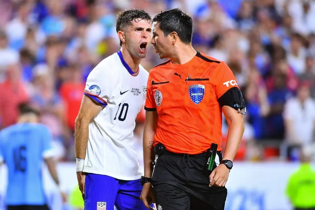 Kevin Ortega discutiendo con Christian Pulisic. (Foto: IMAGO).