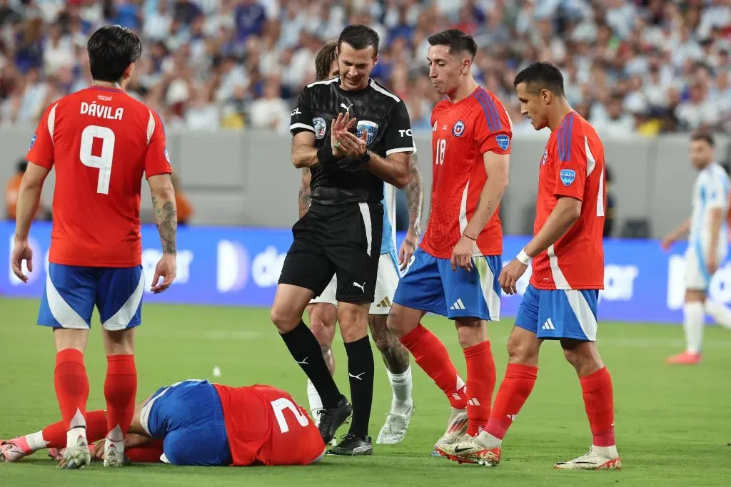 Andrés Matonte pitó uno de los encuentros más polémicos en el Argentina vs Chile. (Foto: Imago)