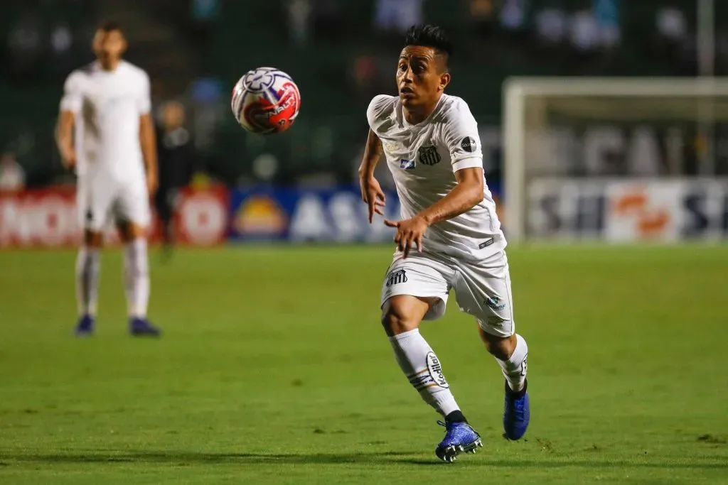 Christian Cueva jugando en Santos de Brasil. (Foto: IMAGO).