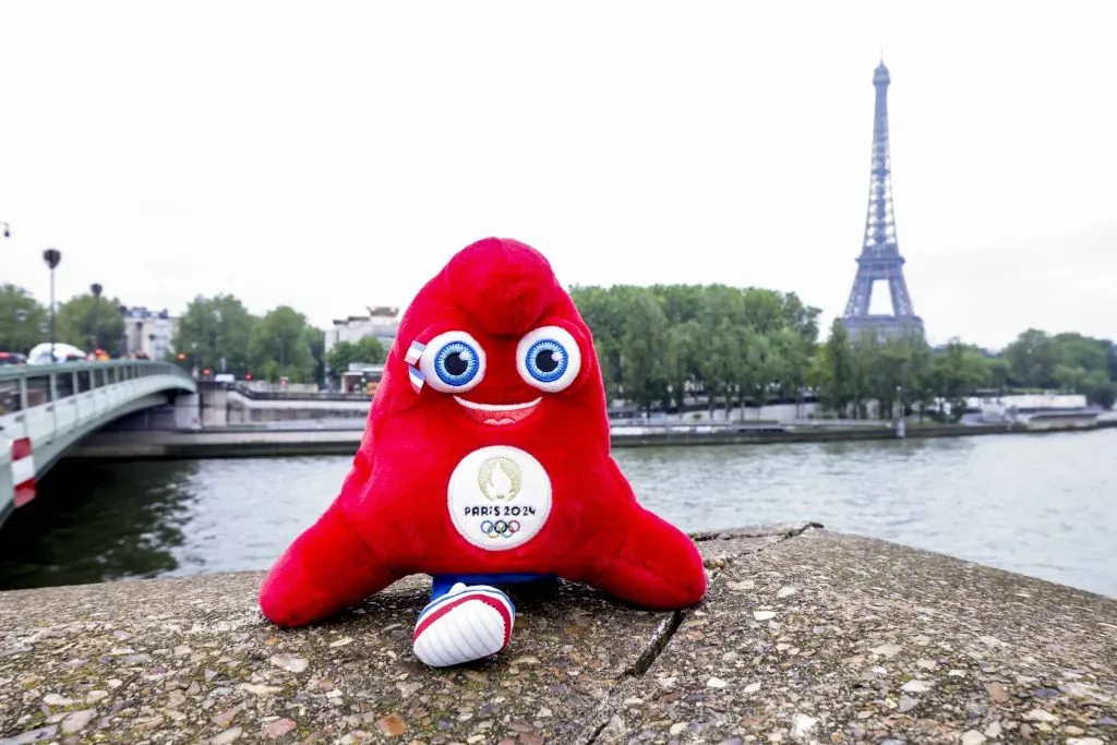 La mascota de París 2024 y de fondo la Torre Eiffel, símbolo de la capital francesa (IMAGO)